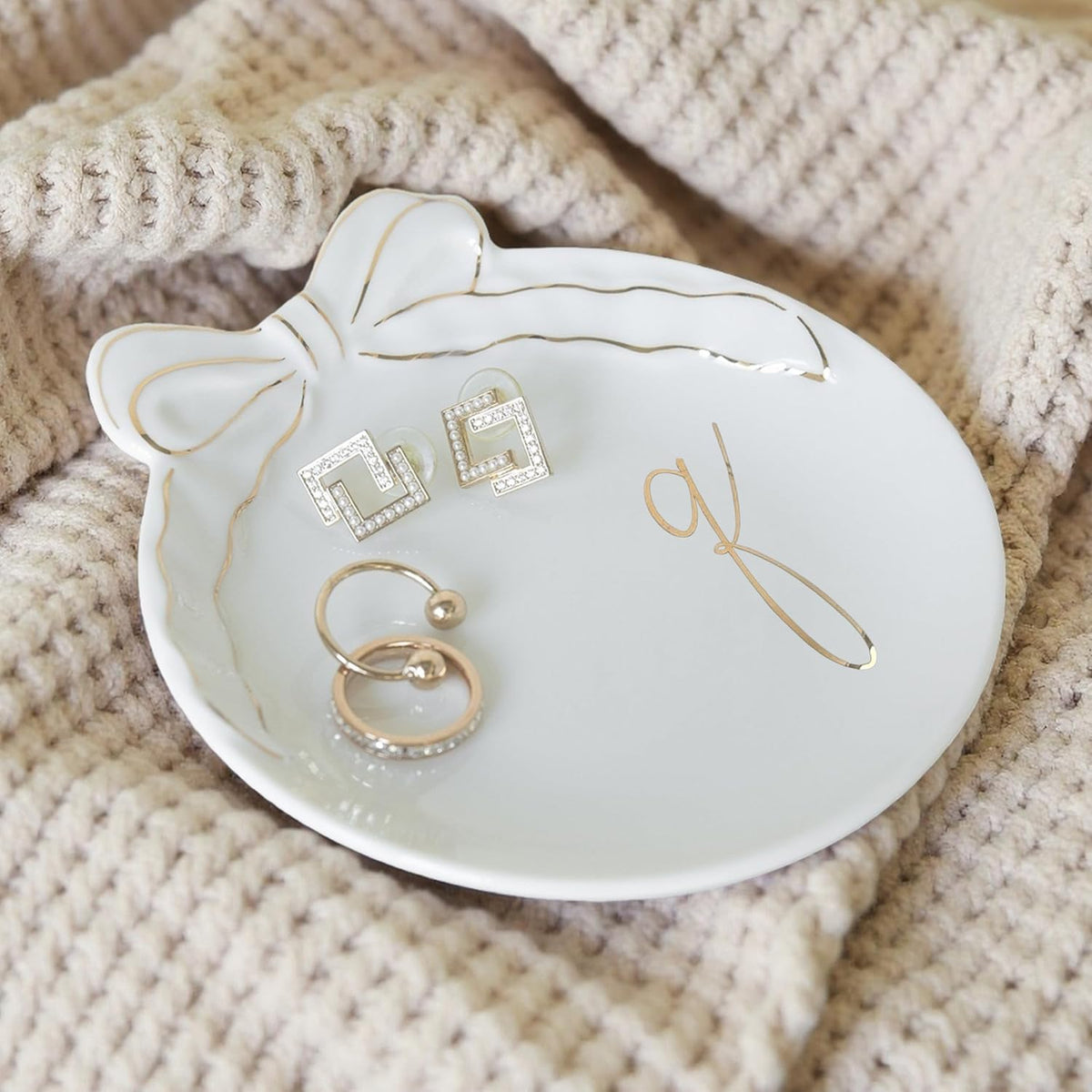 COLLECTIVE HOME - Personalized Initial Ceramic Jewelry Tray with Bow, Christmas Gift Ideas for Women, Small Gift for Girlfriend Wife, Ring Holder, Earrings Dish, Birthday Gift for Her (Q)
